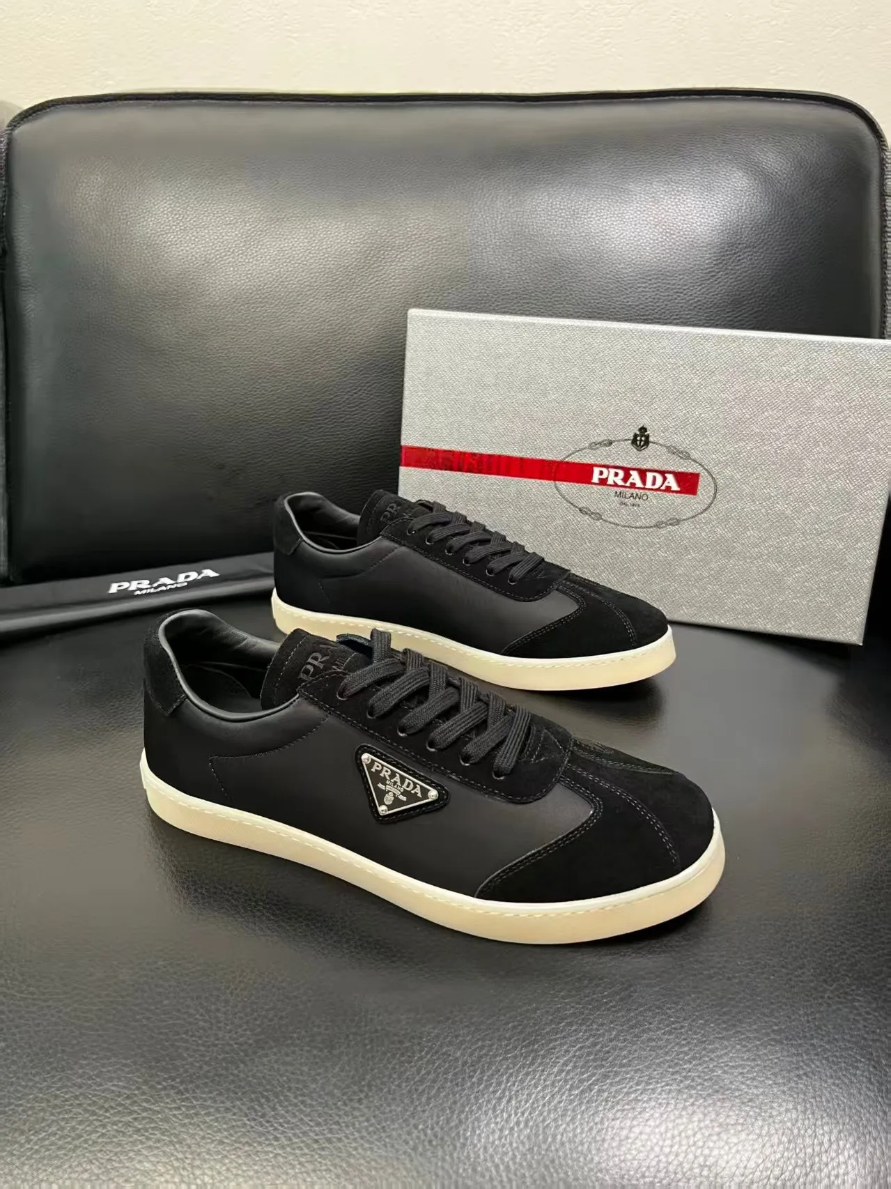 P380 38-45 Prada Prada’s new men’s leather sneakers, the highest version on the market, any comparison is welcome🆚! The original leather has excellent texture and is super high-end! Fetal sheep net lining imported from Italy, removable pad! Luxurious materials and fine workmanship, highly recommended! No. 058